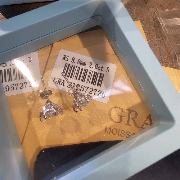 Elegant Moissanite stud earrings - Picture 6 of 6